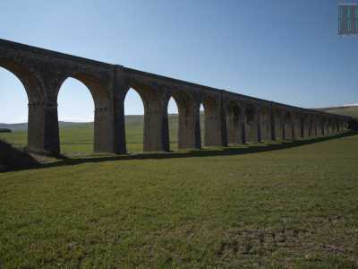Il ponte s�integra perfettamente con il paesaggio: il verde dei campi e lo sfondo montuoso sono infatti impreziositi dalle sue forme geometriche e regolari, che donano al panorama un senso di dinamismo